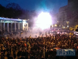 Шумовая граната разорвала ногу митингующему, у второго повреждена голова