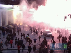 Шумовая граната разорвала ногу митингующему, у второго повреждена голова