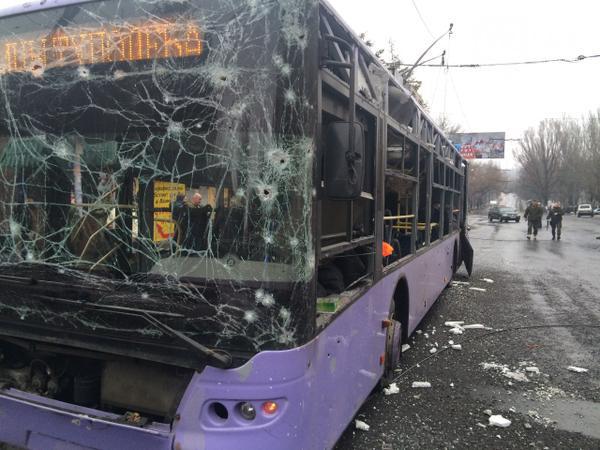 В Донецке снаряд попал в остановку: есть жертвы, российские СМИ сообщают о 13 погибших