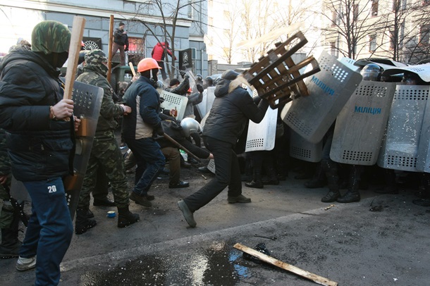 Первые столкновения и поджог грузовиков на Шелковичной